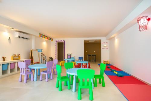 a room with tables and chairs in a classroom at Hotel Arena Castillo - New Opening sum 25! in Caleta De Fuste