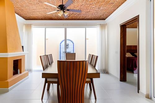 a dining room with a table and a ceiling fan at Cheerful residential house in the heart of Chapala in Chapala