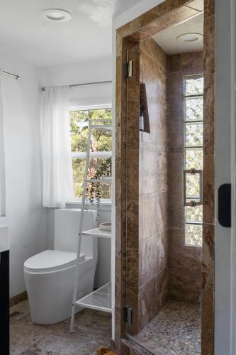 Un baño de Beautiful A Frame Near Hiking And Red Rocks And Evergreen