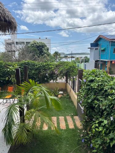 Κήπος έξω από το Quartos no Caribe Amazônico com vista para a Praia do Amor