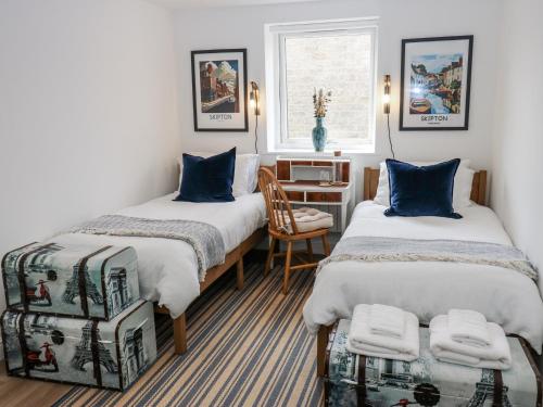 Ένα ή περισσότερα κρεβάτια σε δωμάτιο στο Canal View Apartment