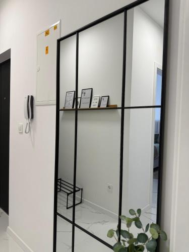 a glass partition in a room with a phone at Apartman Dukat- Luksuzna novogradnja u srcu Vinkovaca s parkingom in Vinkovci