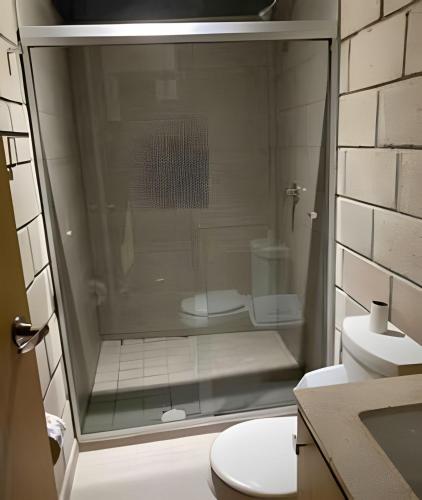グアダラハラにあるLovely condo right in the heart of downtown GDLのシャワー、トイレ、洗面台付きのバスルーム