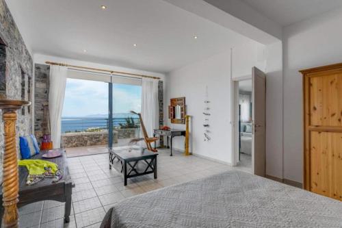 Katil atau katil-katil dalam bilik di Elounda Senses Luxury villa with private pool