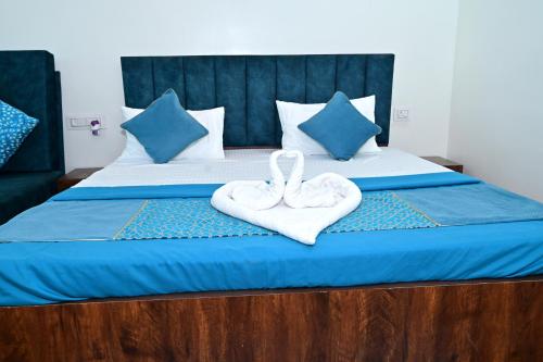 Postel nebo postele na pokoji v ubytování Royal Tadoba Hotel