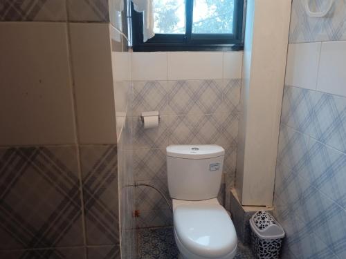 a small bathroom with a toilet and a window at MiniGolf, MeteoMode & B2B RESIDENCE Ekoumdoum - DAHARA APPARTS in Yaoundé