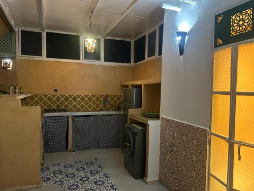 Kuchyň nebo kuchyňský kout v ubytování Riad Marocain avec jacuzzi sur la terrasse entièrement louer avec 3 chambres pour 6 personnes dans la médina proche de la place Jemma el fna