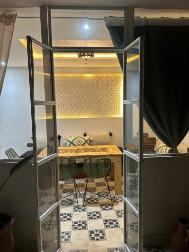 TV a/nebo společenská místnost v ubytování Riad Marocain avec jacuzzi sur la terrasse entièrement louer avec 3 chambres pour 6 personnes dans la médina proche de la place Jemma el fna