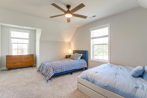 Un dormitorio con una cama, una cómoda y ventanas. en Private Boat Slip on Lake Anna 3,000-Sq-Ft Home!, en Mineral
