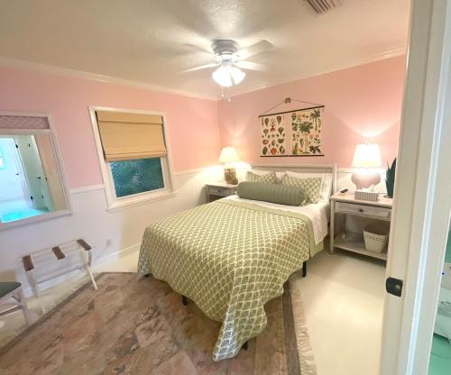 En eller flere senge i et værelse på Pearl Cottage