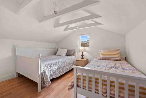 Un dormitorio blanco con una cama y una ventana. en New! Cozy north Boulder guesthouse!, en Boulder