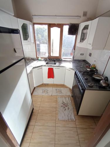 a small kitchen with a stove and a floor at Casa Monarca in Colcapirhua
