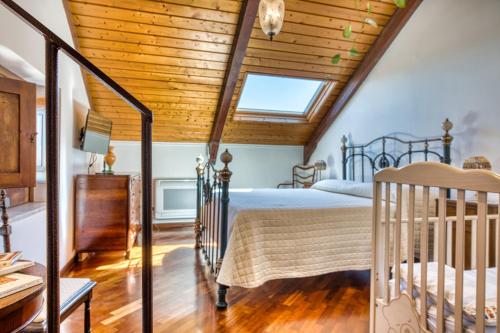 Ένα ή περισσότερα κρεβάτια σε δωμάτιο στο Vesuvius Penthouse Stay near Pompei & Amalfi Coast