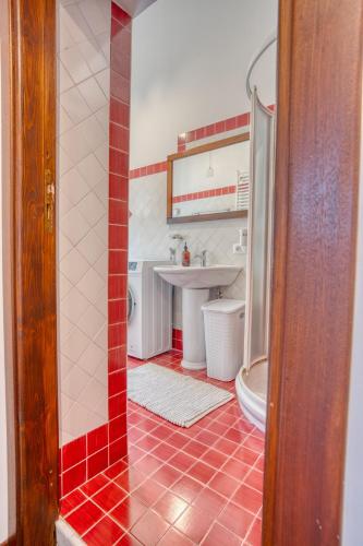 Ένα μπάνιο στο Vesuvius Penthouse Stay near Pompei & Amalfi Coast
