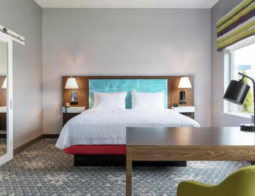 En eller flere senge i et værelse på Hampton Inn By Hilton Dexter