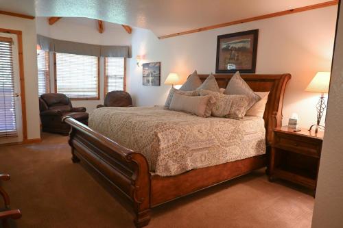 una camera da letto con un letto grande e due sedie di Swiss-charmed Mountain Retreat New Listing a Midway
