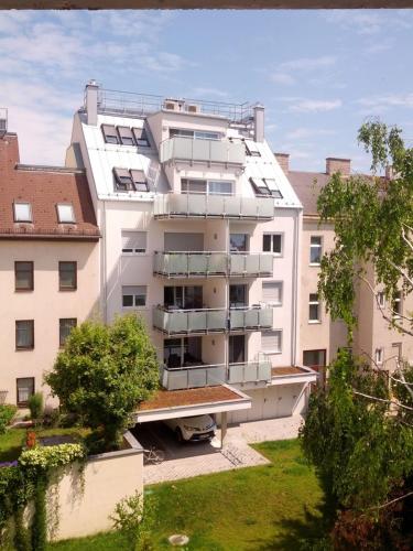 Apartment in a green location with Parking & Balcony, Walking distance to U1 Metro