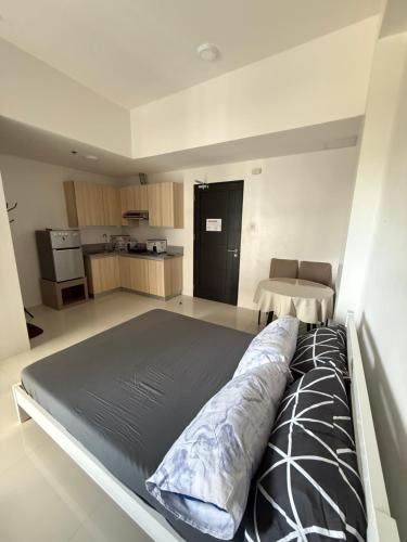 ein Schlafzimmer mit großem Bett und eine Küche in der Unterkunft WV Towers in Iloilo City
