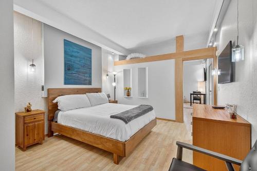 Postel nebo postele na pokoji v ubytování 302 Village Duo | European Village