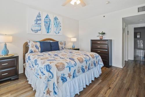 Ένα ή περισσότερα κρεβάτια σε δωμάτιο στο Welcome to OceanWalk 3-404 your peaceful oceanview retreat just steps from the no-drive sands of NSB