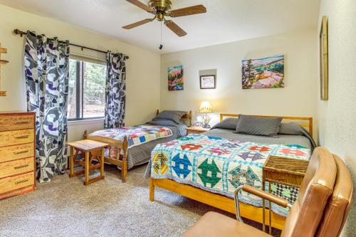 une chambre avec deux lits et une fenêtre dans l'établissement 10 Mi to Show Low Pinetop-Lakeside Family Cabin!, à Pinetop-Lakeside