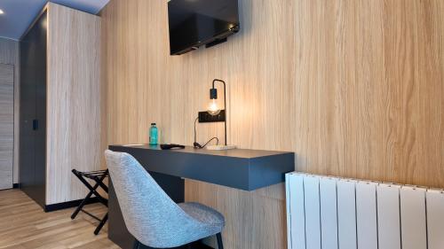 a desk and a chair in a room at Hotel Focus in Pas de la Casa