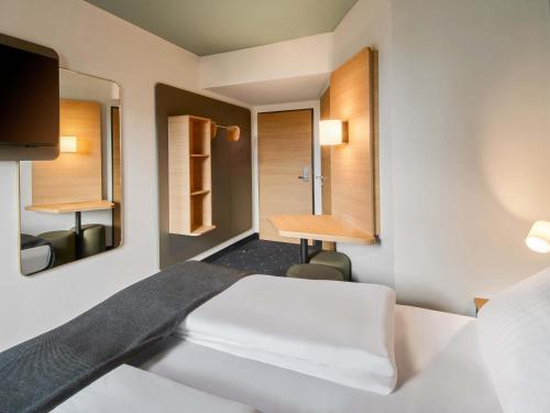 Katil atau katil-katil dalam bilik di B&B Hotel Bad Homburg
