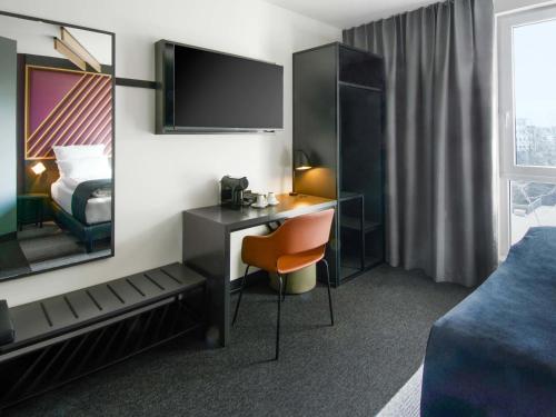 Televisyen dan/atau pusat hiburan di B&B Hotel Bad Homburg