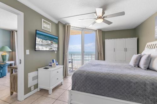 Postel nebo postele na pokoji v ubytování Beachfront Condo - Pool, BBQ and Steps from Flagler Ave