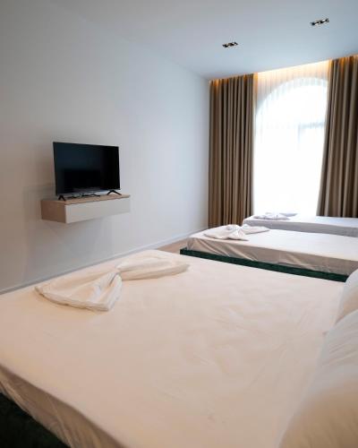 Postel nebo postele na pokoji v ubytování Leo Hotel