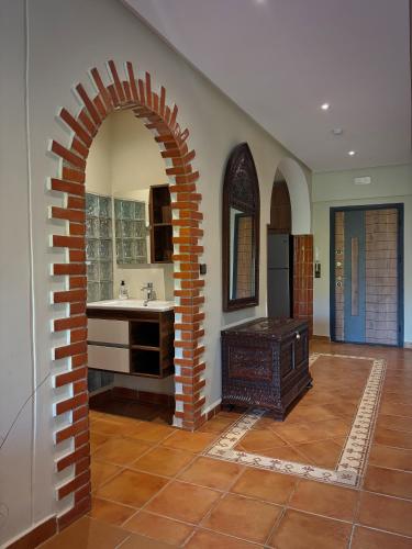 an archway in a kitchen with a brick wall at Villa Authentique avec Vue Panoramique à 3 km de Chefchaouen in Chefchaouene