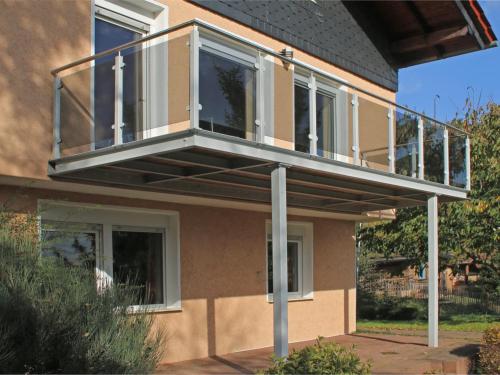 a balcony on the side of a house at Wohnung in Waldnähe in Waltershausen