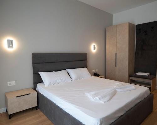 Postel nebo postele na pokoji v ubytování Leo Hotel