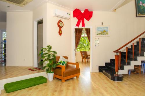 a living room with a red bow on the wall at Sealink Mũi Né Villa 5 Phòng - Biệt Thự Nguyễn Dung in Ấp Phú Tịnh (2)