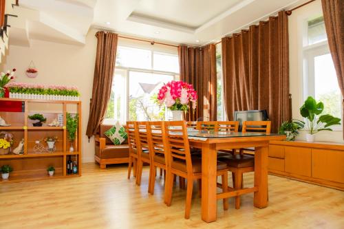 a dining room with a wooden table and chairs at Sealink Mũi Né Villa 5 Phòng - Biệt Thự Nguyễn Dung in Ấp Phú Tịnh (2)