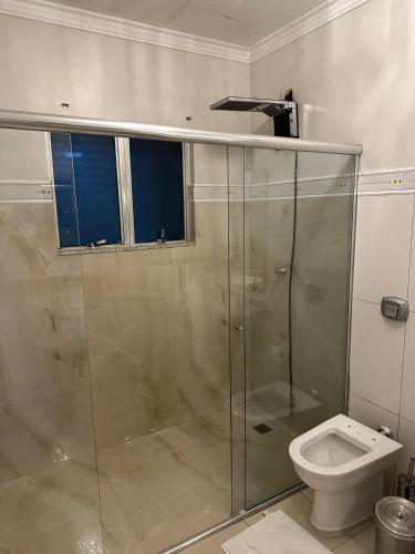 a bathroom with a shower and a toilet at Apartamento localizado no centro da cidade in Primavera do Leste