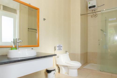 a bathroom with a toilet and a sink and a shower at Sealink Mũi Né Villa 5 Phòng - Biệt Thự Nguyễn Dung in Ấp Phú Tịnh (2)