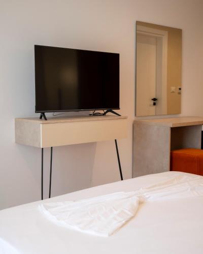 TV a/nebo společenská místnost v ubytování Leo Hotel