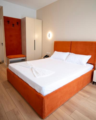 Postel nebo postele na pokoji v ubytování Leo Hotel