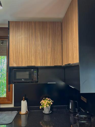 a kitchen with a black counter top with a microwave at Villa Authentique avec Vue Panoramique à 3 km de Chefchaouen in Chefchaouene