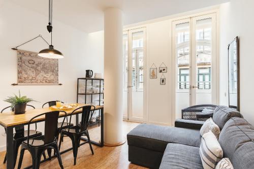 a living room with a table and a couch at Galerias Nightlife Fashion Flats by Feel Porto in Porto