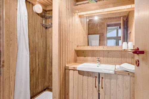 约灵LN1889-Hjorring-Soslangevej-31的浴室里有洗手池和镜子