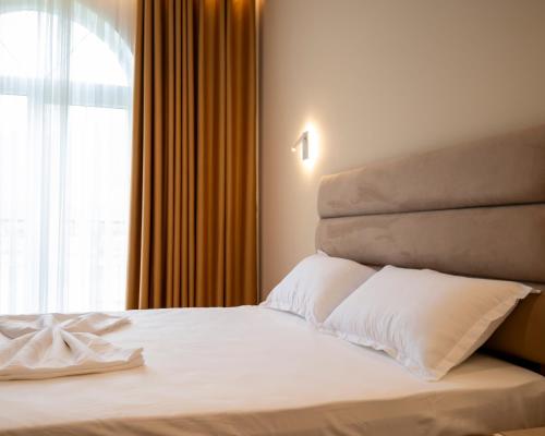 Postel nebo postele na pokoji v ubytování Leo Hotel