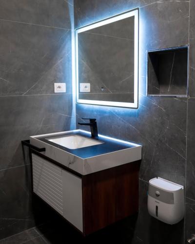 Koupelna v ubytování Leo Hotel