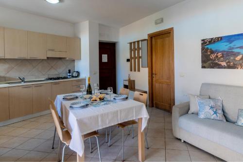 Η κουζίνα ή μικρή κουζίνα στο Emmita's Home - Relax among Red Rocks and Pool