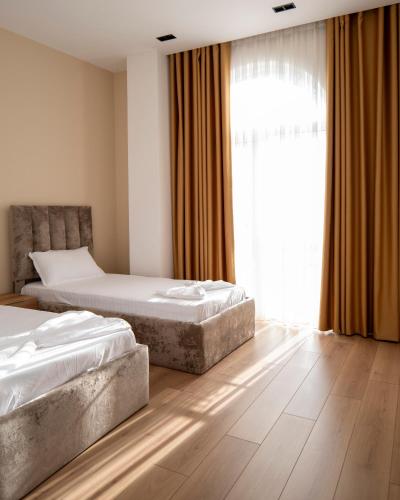 Postel nebo postele na pokoji v ubytování Leo Hotel