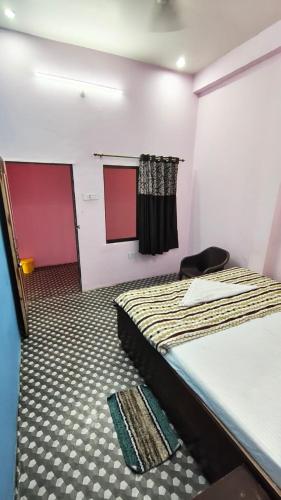Krishna guest House luxury stay in Ayodhya - 600 meter away from ram mandirにあるベッド
