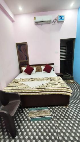 Krishna guest House luxury stay in Ayodhya - 600 meter away from ram mandirにあるベッド