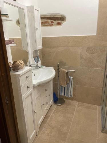 Bilik mandi di Il Grottino, Tuscan Village Apartment