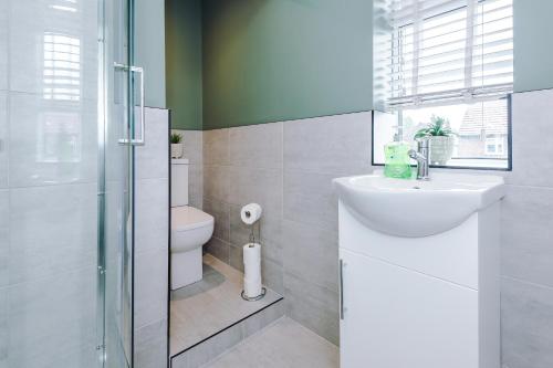 Ένα μπάνιο στο 2 BR House By Eason Stays Short Lets & Serviced Accommodation Wythenshawe With Free Parking